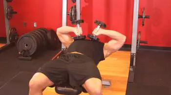 Technique de presse de Tate avec des haltères sur les triceps