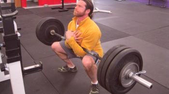 Les squats de Zercher sont un exercice puissant pour les quadriceps.