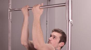 Utahování pomocí úzkých úchopů - bicepsu a zad